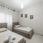 Royal Serenity Beachfront Two-bedroom شقة