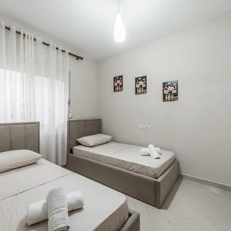 Royal Serenity Beachfront Two-bedroom Appartamento