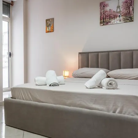 Royal Serenity Beachfront Two-bedroom شقة *